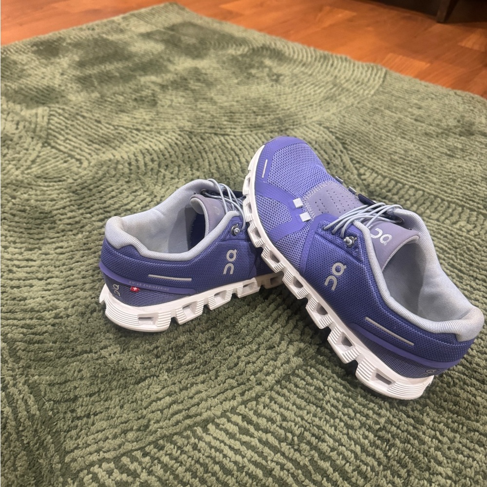On Running Cloud 5 in Blueberry Feather Colorway Womens Sz 8
